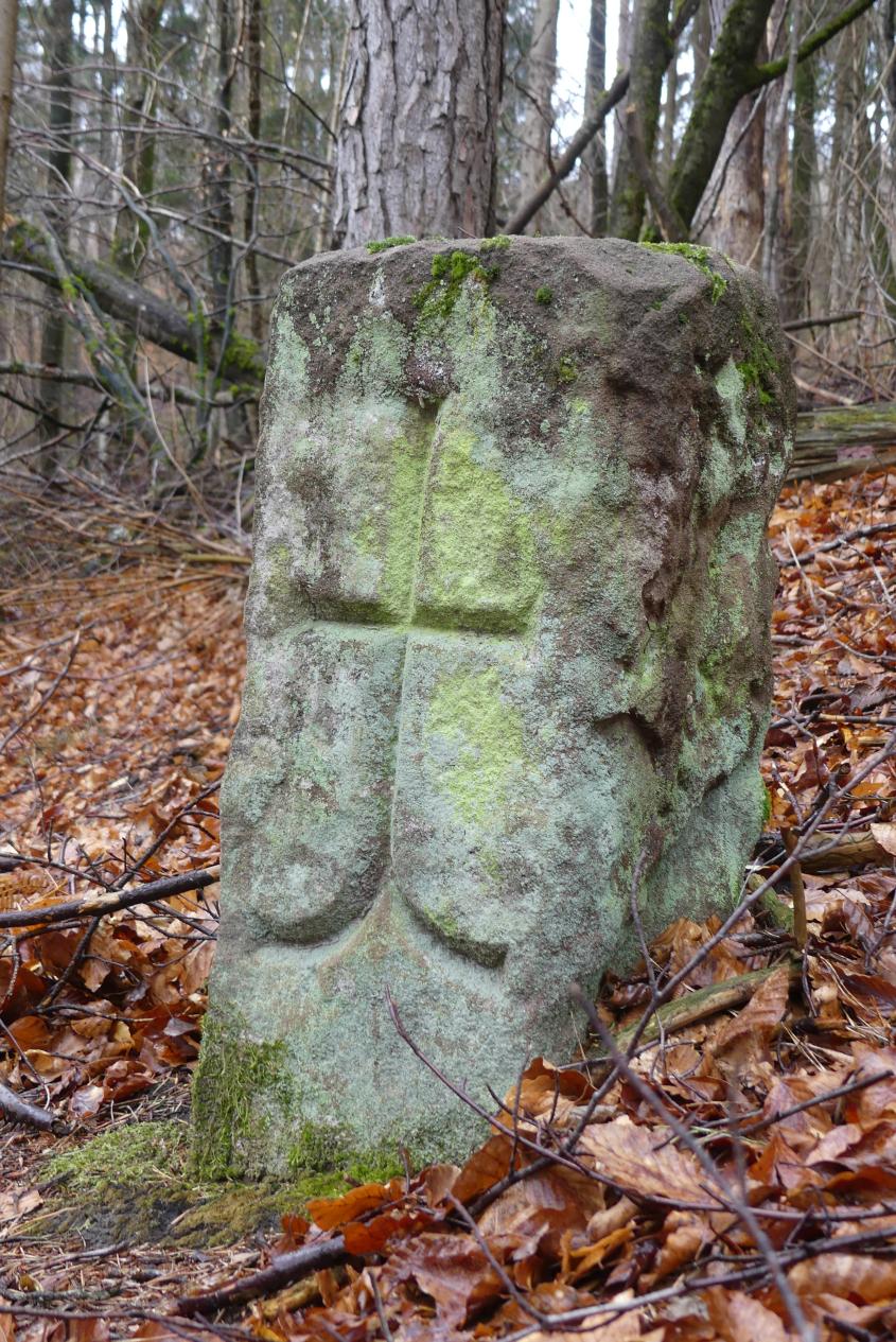 Grenzstein des Tennenbacher Steinbruchs mit dem Spaltkreuz der Freiburger Münsterbauhütte